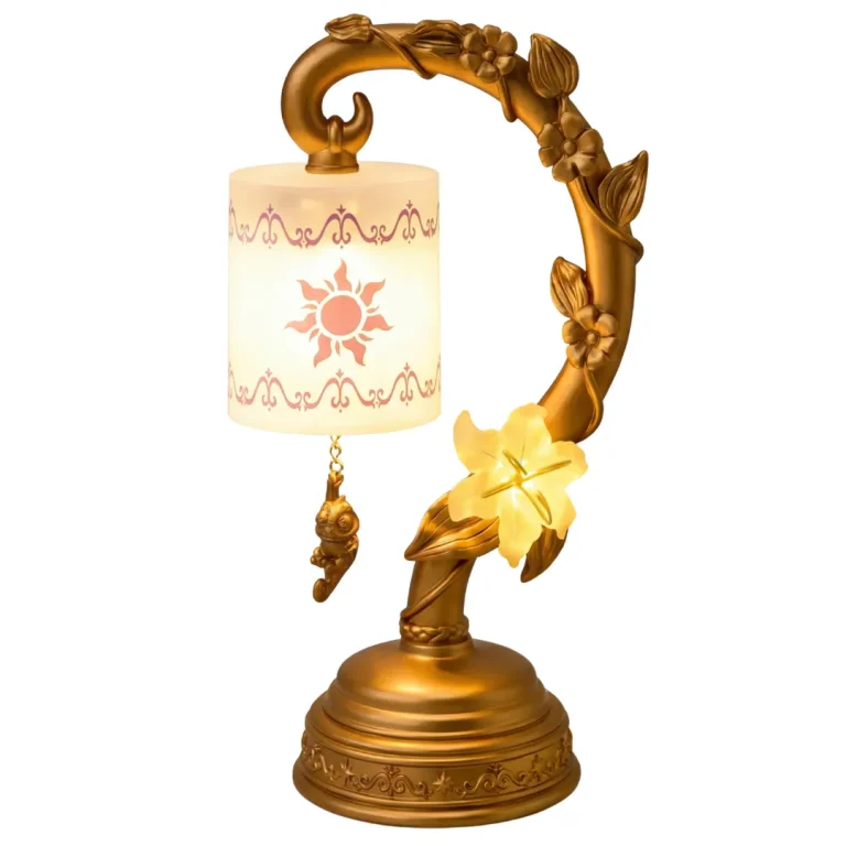 Luminária temática Rapunzel Enrolados dourada com símbolo do sol de Corona, flor mágica iluminada e pingente do camaleão Pascal.
